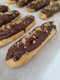 Eclairs sin Gluten Rellenas de Crema Pastelera y Coulis de Fresas con Cobertura de Chocolate