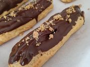 Una foto de crema pastelera de chocolate con cocoa