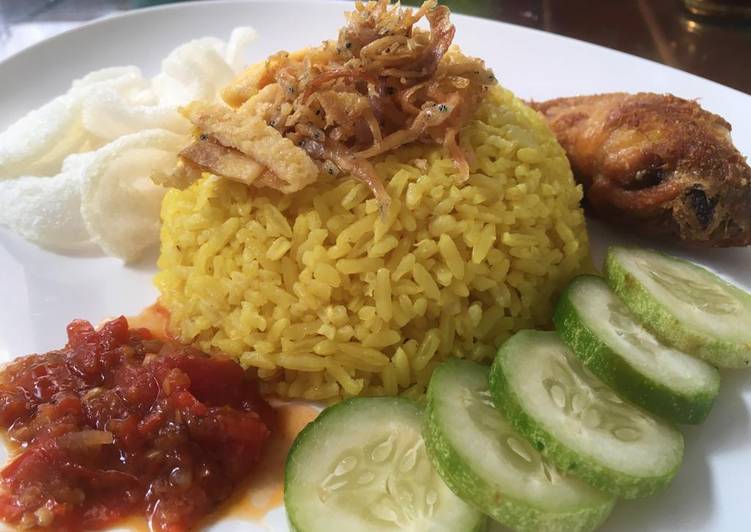  Resep  Nasi  kuning  gurih  nikmat oleh Isna Mulyani Cookpad