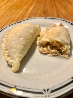 Una foto de Empanadas de pollo desmenuzado🤤