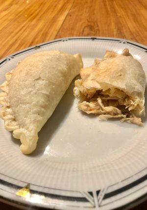 Una foto de Empanadas de pollo desmenuzado🤤