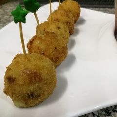 A picture of Bread balls.