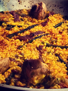 Una foto de Paella de pollo, trigueros y pimiento asado