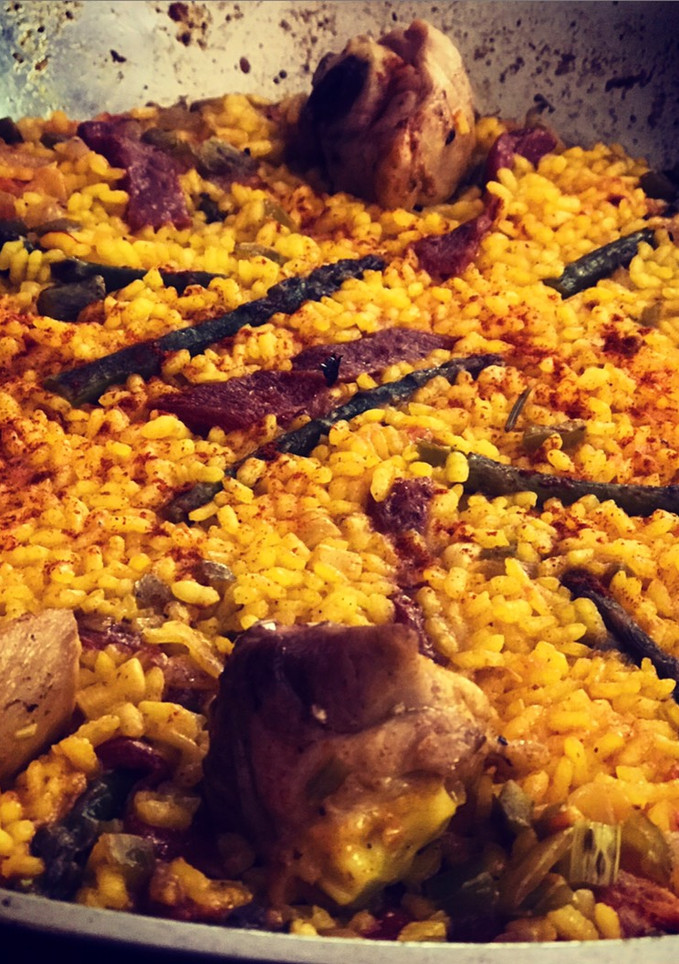 Una foto de Paella de pollo, trigueros y pimiento asado