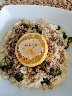 Una foto de Ensalada de brócoli y bulgur con vinagreta de naranja