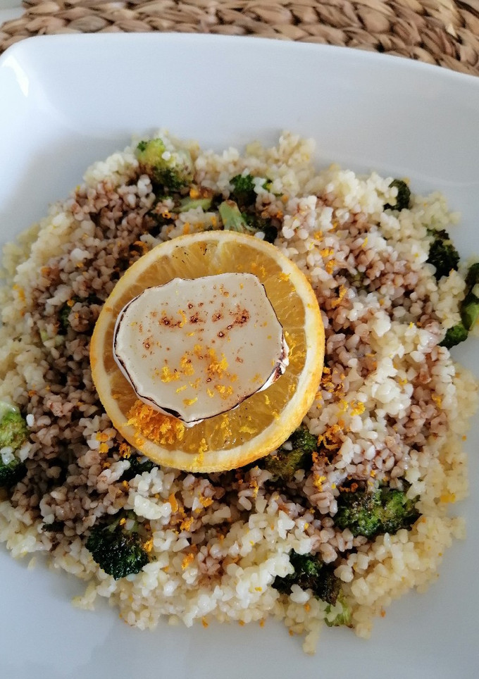 Una foto de Ensalada de brócoli y bulgur con vinagreta de naranja