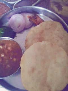 भटूरे छोले (bhature chole recipe in hindi) रेसिपी मुख्य फोटो