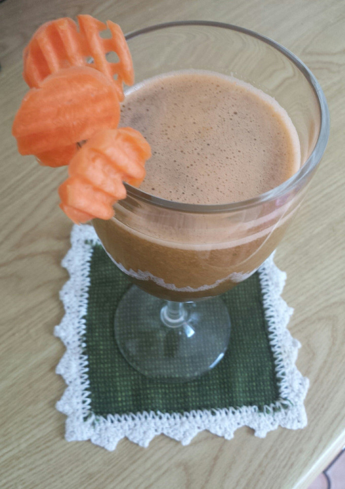 A picture of Jummy juice (carrot, apple, celery, cucumber, letuce).