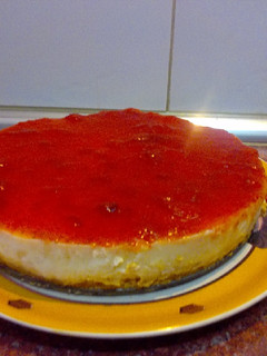 Una foto de Tarta de cuajada con mermelada de fresa
