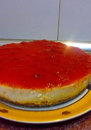 Foto principal de Tarta de cuajada con mermelada de fresa