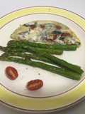 Tortilla de queso de cabra con espárragos salteados
