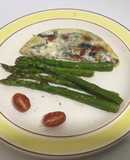 Tortilla de queso de cabra con espárragos salteados