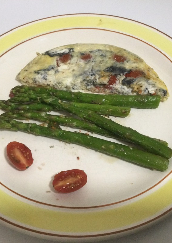 Una foto de Tortilla de queso de cabra con espárragos salteados