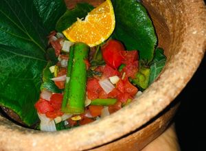 Una foto de Ensalada caliente de yerba santa(La guá)