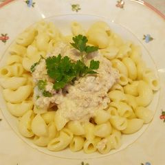 A picture of Pasta with cream sauce & tuna.