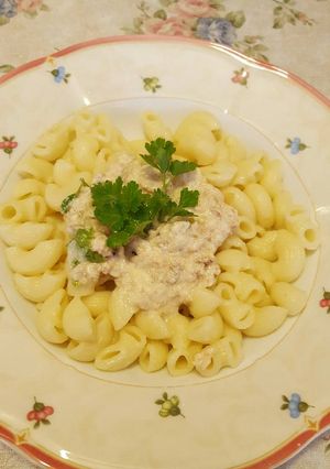 A picture of Pasta with cream sauce & tuna.