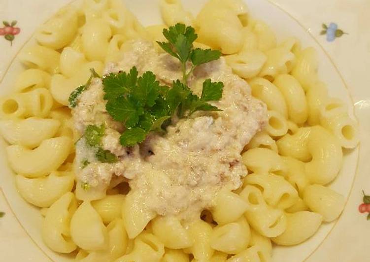 Pasta with cream sauce &amp; tuna