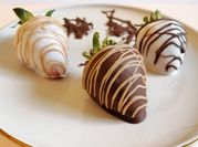 Una foto de fresas con chocolate