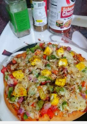 वेज पनीर पिज़्ज़ा(VEG PANEER PIZZA RECIPE IN HINDI) रेसिपी मुख्य फोटो