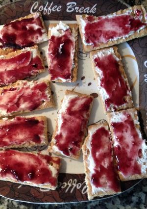 A picture of Cream Cheese/Jelly Crackers.