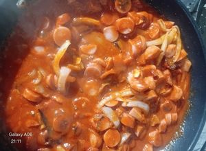 Una foto de SALCHICHAS ENCHIPOTLADAS😍😋