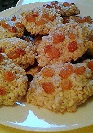 A picture of Oatmeal raisins crispy cookies.