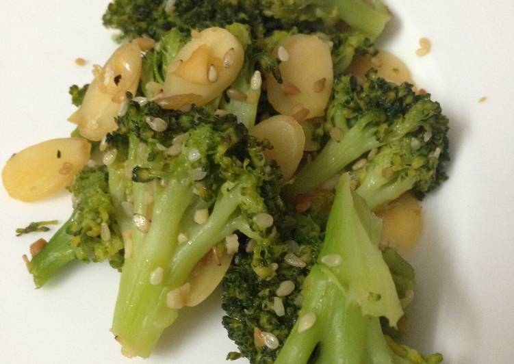 Recipe of Ultimate Warm Broccoli and Almond Salad