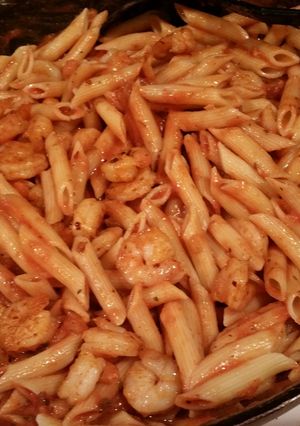 A picture of Creamy & Spicy Shrimp Pasta in Garlic Tomato Cream Inspired byJulia on Pinterest.