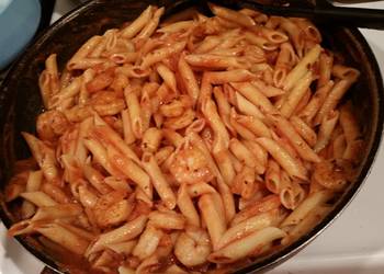 Easy Recipe Creamy  Spicy Shrimp Pasta in Garlic Tomato Cream Inspired byJulia on Pinterest Delicious Perfect