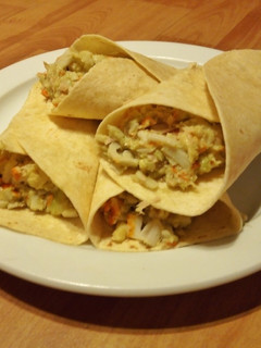 Una foto de Wrap frío de aguacate, atún y surimi 🌯🥑