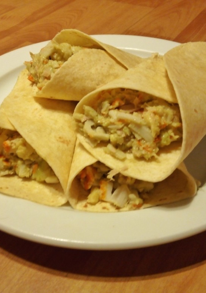 Una foto de Wrap frío de aguacate, atún y surimi 🌯🥑