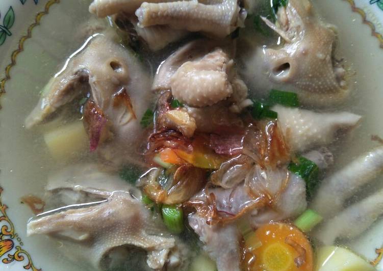 Bagaimana Menyiapkan Sup ceker dan kepala ayam yang Bisa Manjain Lidah