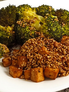 Una foto de Tofu macerado y cocinado en freidora de aire 🌬️ con brócoli 🥦