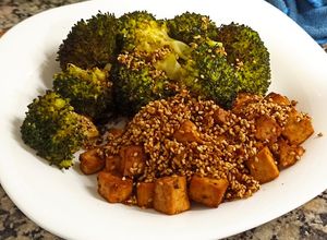 Foto principal de Tofu macerado y cocinado en freidora de aire 🌬️ con brócoli 🥦