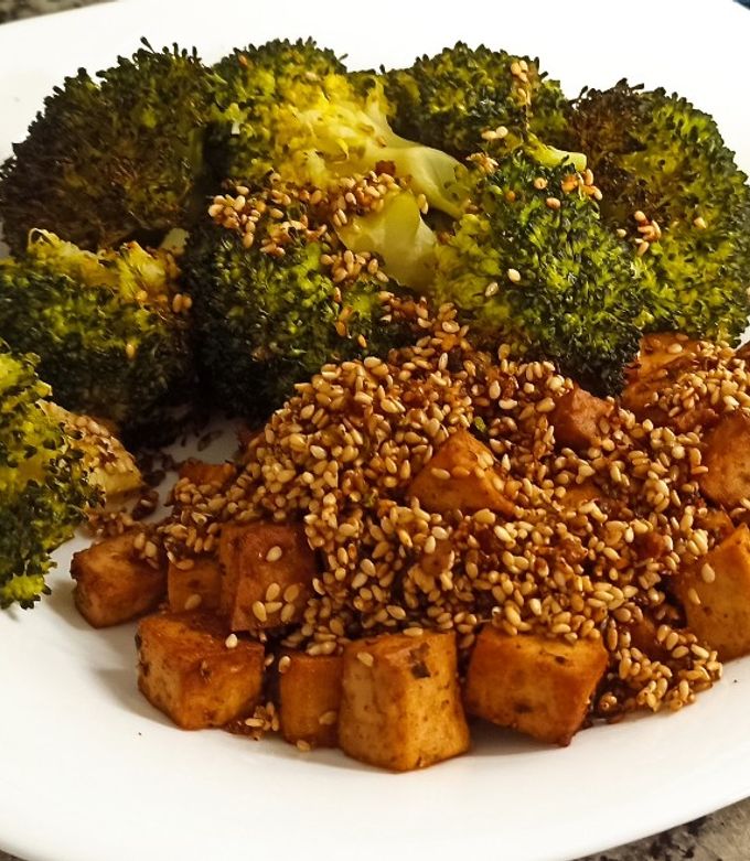 Foto principal de Tofu macerado y cocinado en freidora de aire 🌬️ con brócoli 🥦