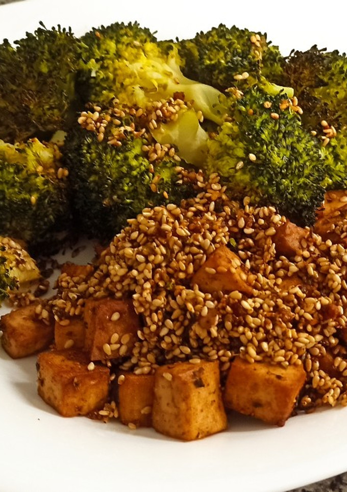 Una foto de Tofu macerado y cocinado en freidora de aire 🌬️ con brócoli 🥦