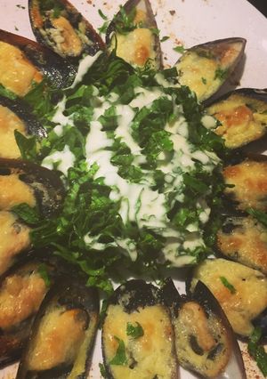 Una foto de Mejillones en su valva con Aioli