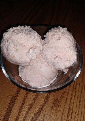 A picture of Rhubarb Ice Cream.