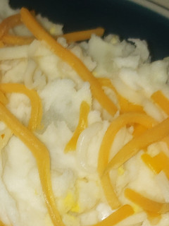 Una foto de Majado de papa🥔con huevo y queso