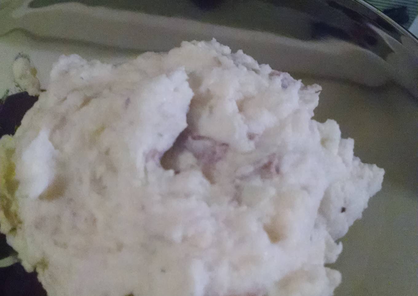 Creamy Sour Cream and garlic mashed potaoes
