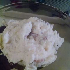 A picture of Creamy Sour Cream and garlic mashed potaoes.