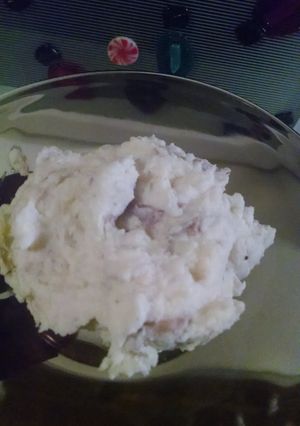A picture of Creamy Sour Cream and garlic mashed potaoes.