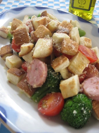 Easy Steps to Make Recipe Crouton and Veggie-filled Salad that is Awesome, Can Spoil the Tongue}