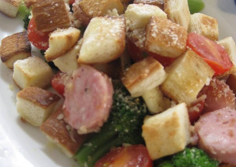Crouton and Veggie-filled Salad