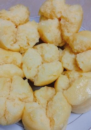 A picture of Pineapple Honeycomb Cake (Bánh bò khóm).