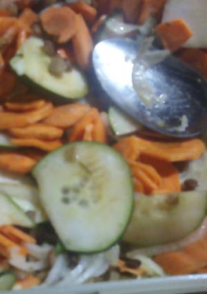 Una foto de Ensalada veraniega de pepino 🥒 cebolla, zanahoria, y lentejas
