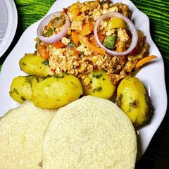 A picture of Yam,potato n eggsauce.