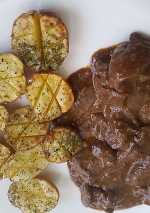 Una foto de Higadito de cerdo con patatas al horno