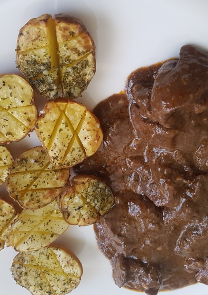 Una foto de Higadito de cerdo con patatas al horno