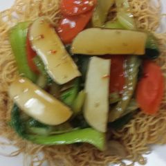 A picture of Crispy noodles and vegetables (vegetarian bird's nest).